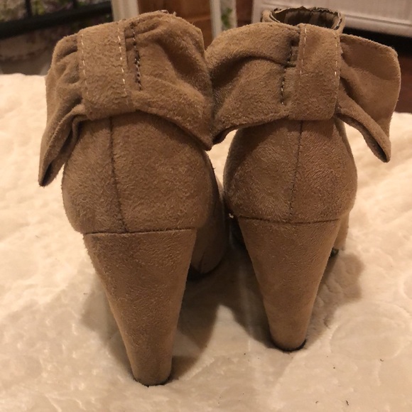 Etc Booties - Size 6/7 - $15 - Picture 3 of 7